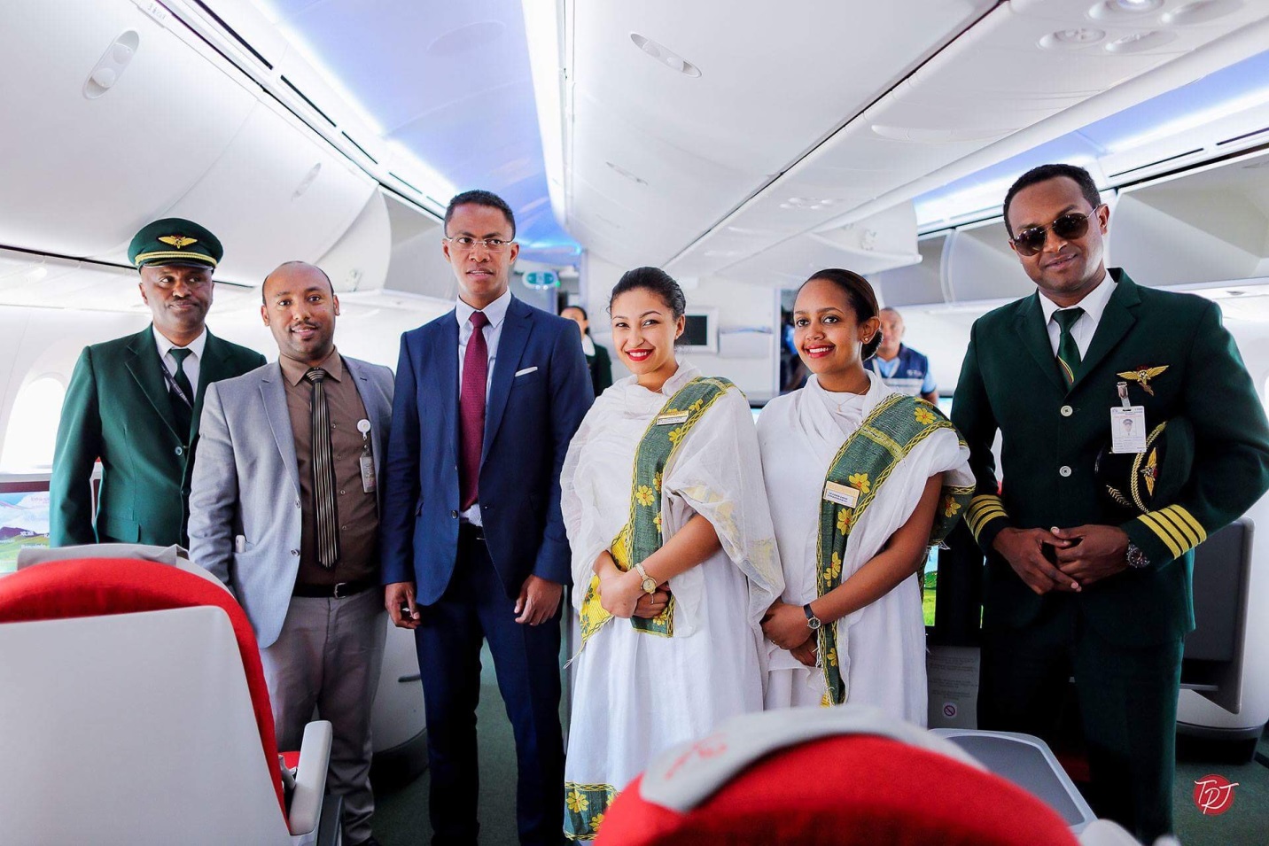 Эфиопские авиалинии. Авиакомпания Эфиопиан Эйрлайнс. Ethiopian Airlines бортпроводники. Kuwait Airways стюардессы. Ethiopian Airlines униформа.